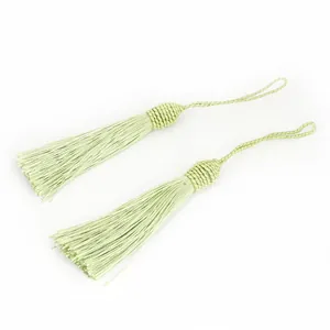 Paire de glands en soie polyester vert clair avec nœuds tressés pour artisanat