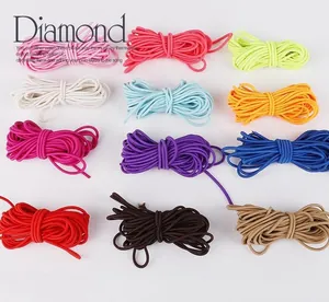 Makro-Detail von 12 bunten elastischen Kordeln für DIY-Schmuck und Bastelarbeiten