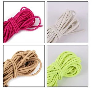 Detail von runden elastischen Kordeln in Magenta, Cremeweiß, Khaki und Neongrün für DIY