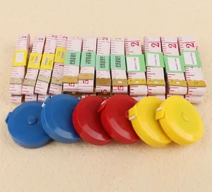 Nahaufnahme von farbenfrohen ausziehbaren Maßbändern und weißen Schneidermaßband-Sets