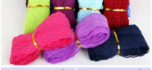 Dettaglio di nastri in pizzo colorato traforato per accessori per capelli e creazioni fai-da-te