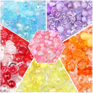 Set di perle acriliche colorate fai-da-te con forme di stelle, cuori e fiori in layout vivace
