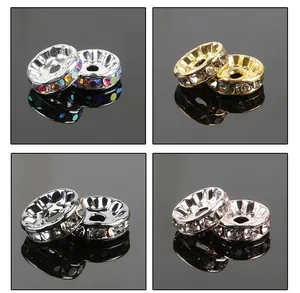 Détail de perles d'espacement rondelles serties de cristaux en finitions or, argent et rose