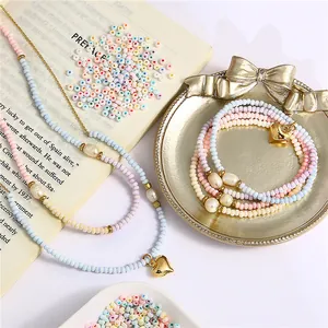 Collier en perles de verre macaron avec perles d'eau douce et pendentif cœur doré
