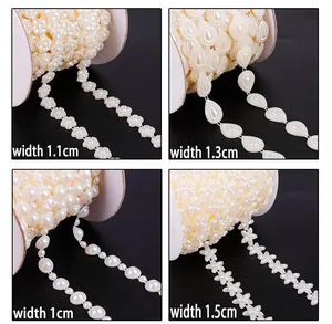 Detalle de cuatro estilos de cadenas de perlas ABS blancas de 1,0 cm a 1,5 cm para manualidades