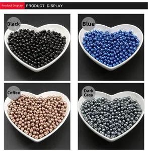 Vista macro de perlas de ABS en bandejas de corazón: colores negro, azul y café brillante