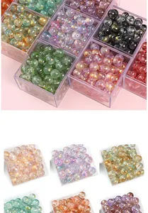 Gros plan de perles en verre avec feuille d'or et lavis d'encre en boîte