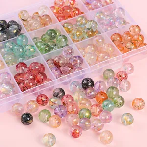 Kit de perles en verre DIY avec feuille d'or dans une boîte sur fond rose pastel