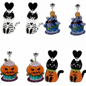 Detailweergave van vier paar Halloween-oorbellen van acryl met pompoenen en katten