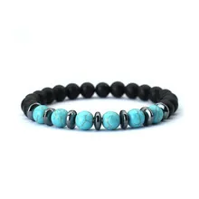 Detailansicht der 8mm mattschwarzen Perlen und blauen Türkissteinen auf elastischem Armband