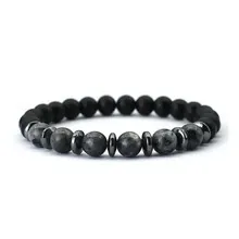 Detailansicht der 8mm Tigerauge-Perlen und mattschwarzen Steine auf Stretch-Armband
