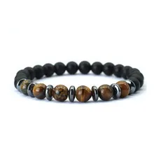 Detailansicht eines Perlenarmbands mit Onyx, Tigerauge-Steinen und Hämatit-Abstandhaltern