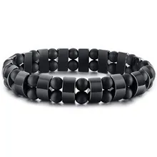Dettaglio di bracciale a doppio strato con perle nere opache e cubi di metallo lucido