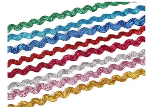 Makroaufnahme von gewelltem Metallic-Polyesterband in verschiedenen Farben für DIY-Deko