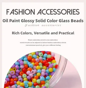 Gros plan sur des perles de rocaille colorées en verre laqué pour bijoux DIY