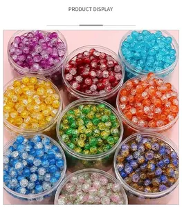 Detailansicht bunter Crackle-Glasperlen in transparenten Gläsern für DIY-Schmuckherstellung