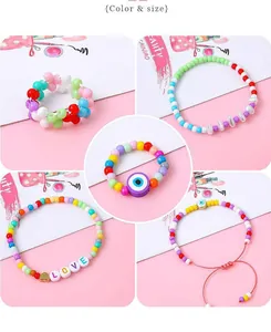 Detail van kleurrijke DIY kralen sieraden set met LOVE letterkralen en boze oog hangers