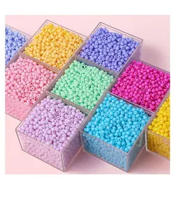 Macro-opname van kleurrijke kralen in acryl dozen voor het maken van DIY-sieraden