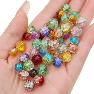 Perle colorate in vetro crackle per gioielli fai da te tenute in mano per riferimento