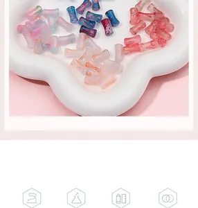 Foto macro de cuentas de bambú jaspeadas de colores para joyería DIY y accesorios de pelo