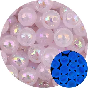 Dettaglio macro di perle acriliche rosa luminose con glitter iridescenti per gioielli