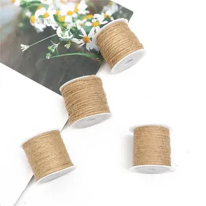 Natürliches Juteschnur Set auf weißen Spulen für DIY Handwerk und Geschenkverpackung