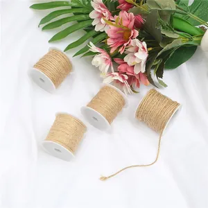 Set mit 4 Rollen Naturjutekordel auf weißen Spulen für DIY und Geschenkverpackung