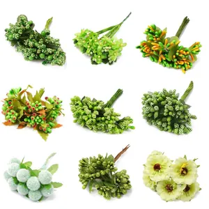 Set di bacche verdi artificiali e margherite per materiali artigianali floreali fai da te