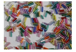 Dettaglio di perline a tubo 2x7mm in colori misti per gioielli fai-da-te