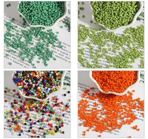 Detail van 2-4mm kleurrijke glazen kralen in mint en oranje voor DIY-sieraden maken
