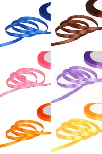 Primer plano de cintas de raso coloridas en seis tonos vibrantes para manualidades DIY