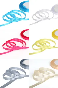 Detalle de cintas de satén en seis colores para manualidades y lazos para el cabello