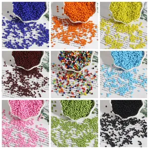 Assorti 2-4mm gekleurde glaskraaltjes in witte schalen voor DIY handgemaakte sieraden