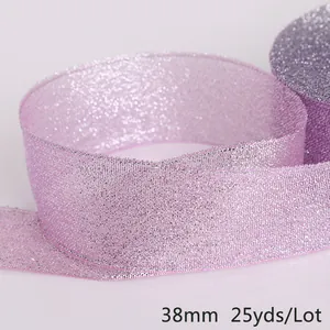 Dettaglio macro del nastro glitter viola da 38mm con texture metallica per confezioni regalo