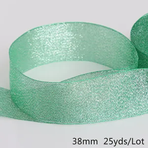 Dettaglio del nastro glitter verde menta da 38mm in rotolo da 25 yard per confezioni