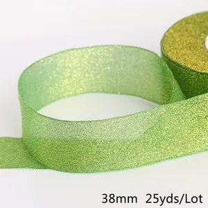 Vista macro del nastro glitterato 38mm in filato metallico verde erba e oro