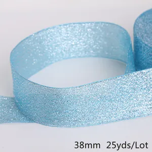 Dettaglio del nastro glitterato azzurro 38mm con finitura metallica per regali