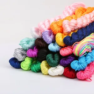 Detail van kleurrijke gevlochten koorden voor DIY sieraden in diverse levendige kleuren