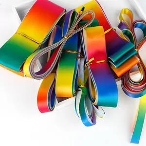 Regenbogen-Satinbänder für DIY-Schmuck mit Seidentextur und goldenen Verschlüssen