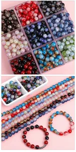 Nahaufnahme von 8 mm Crackle-Glasperlen in verschiedenen Farben für DIY-Schmuck
