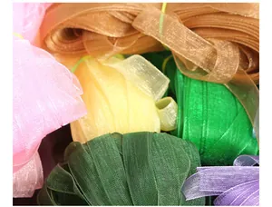 Gros plan de rubans en mousseline colorés pour bricolage et accessoires cheveux