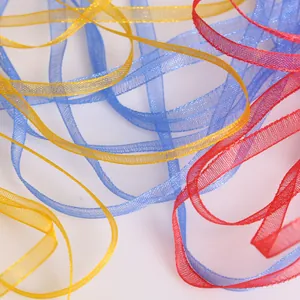 Gros plan de rubans en organza transparents rouge, jaune et bleu pour travaux manuels