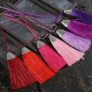 Chinese veelkleurige kwastjes met antieke zilveren kapjes voor diverse DIY-handwerkprojecten