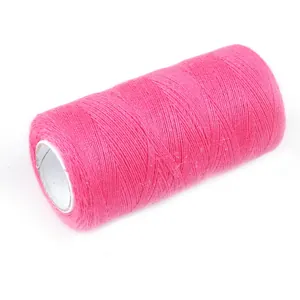 12-kleuren naaigarenset met een roze katoenen klosje op een witte achtergrond