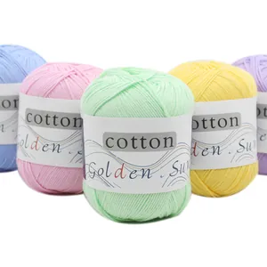 Set aus bunten Pastell-Baumwollgarnknäueln zum Stricken und für DIY-Häkelprojekte