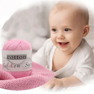 Rosa handgewebtes Baumwollgarn für Babys mit Strickstoff und lächelndem Kleinkind