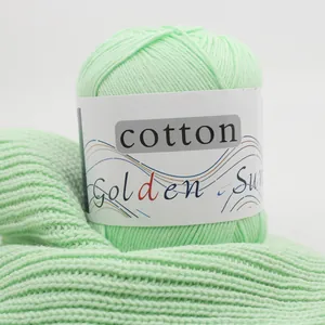 Mintgrüner Baumwollgarnknäuel von Golden Sun mit passender Strickstruktur als Muster