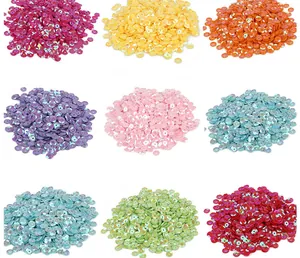 Dettaglio di lustrini rotondi cangianti in 9 colori per cucito fai da te e decori
