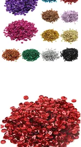 Dettaglio di paillettes tonde in PVC colorato con foro centrale per accessori fai-da-te