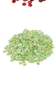 Dettaglio di paillettes iridescenti verde chiaro con forma tonda concava per cucito fai-da-te